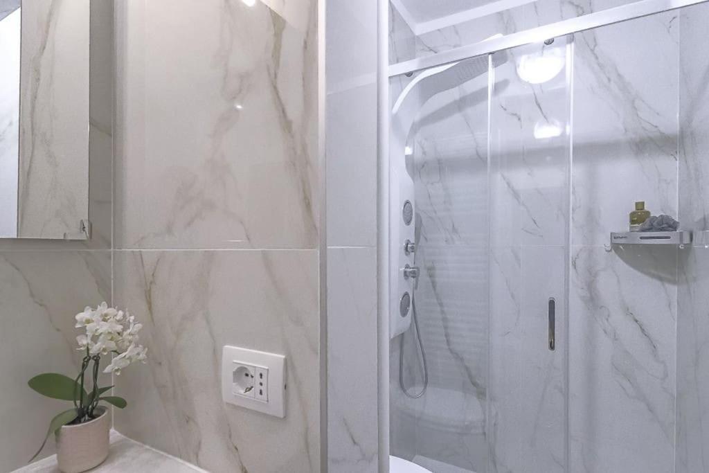 New Private Apt In Como A-C Self Check-In Exterior foto
